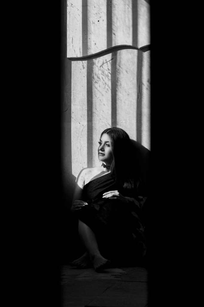 gcc667bd776175040b13862f48225b3ee406f7063f5f4f95827c0bd24e3e67b63cdab0c9d5fda02d966ba4102d7e3d666c64049895e027eeedf90099de4684194_1280-7602280 girl, dark, woman